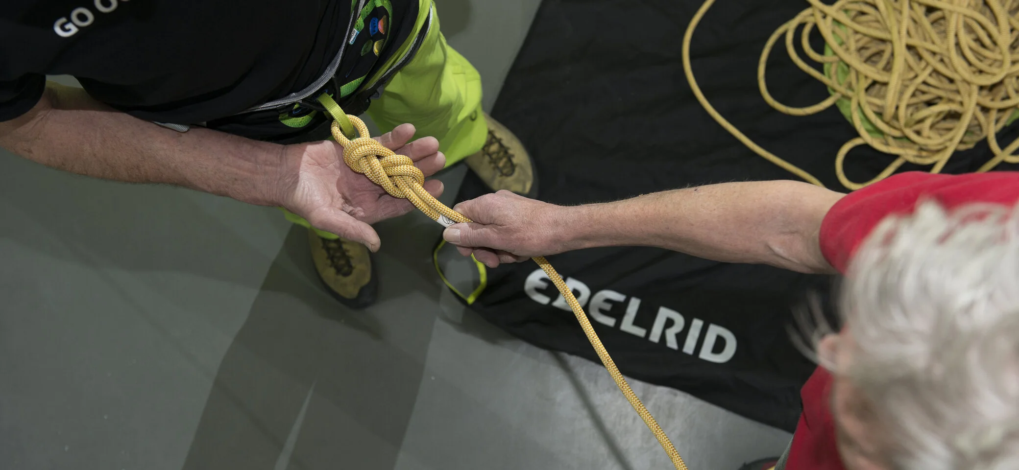 Partnercheck | © DAV/Thilo Brunner Ein Kletterpaar beim Partnercheck in einer Kletterhalle in Ulm. | © DAV/Thilo Brunner