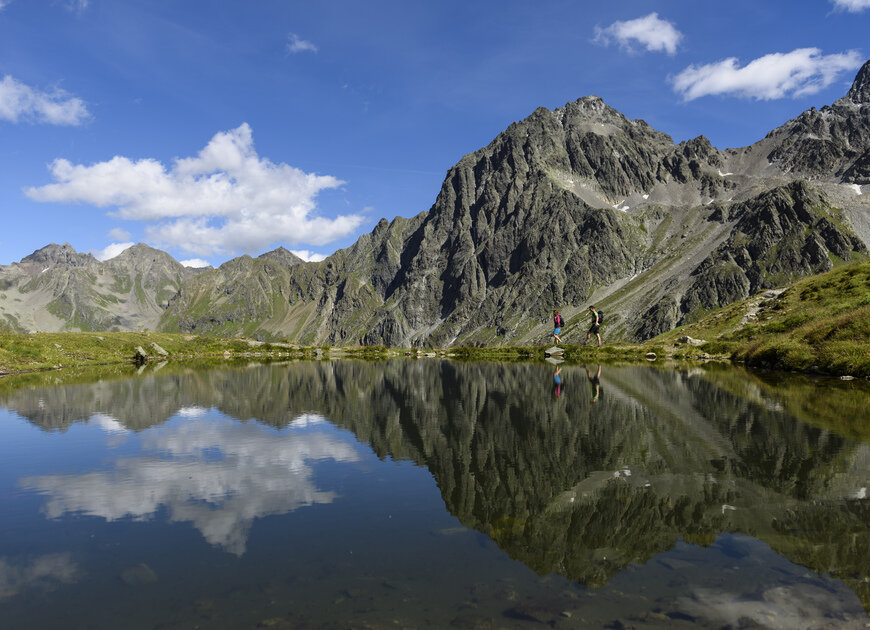 Wandern an einem Bergsee | © DAV/Wolfgang Ehn